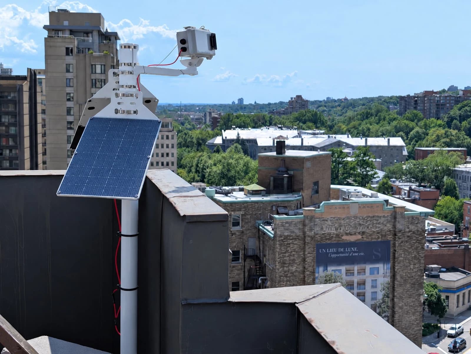 Installation réelle d'une caméra timelapse autonome avec panneau solaire sur un bâtiment
