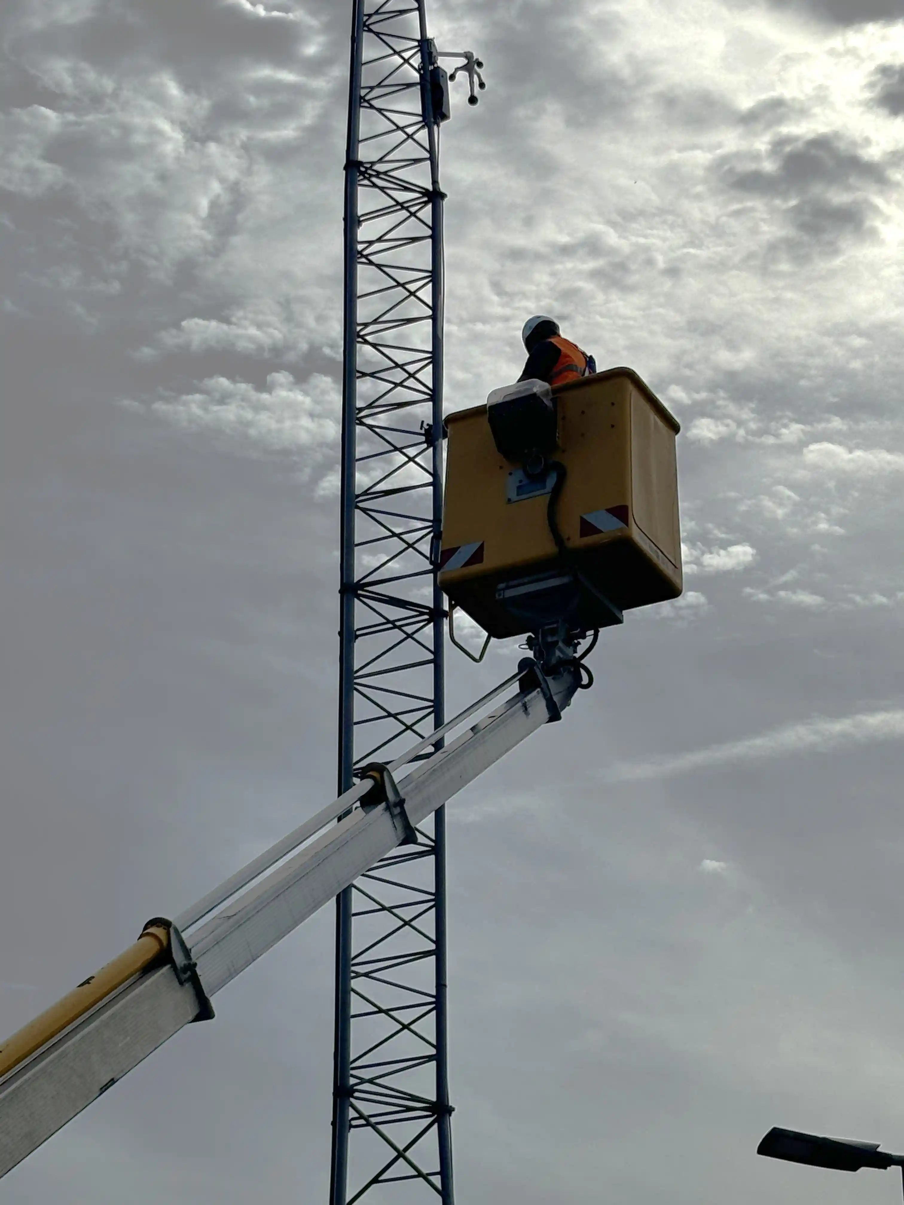 Technicien ERIGE intervenant sur nacelle