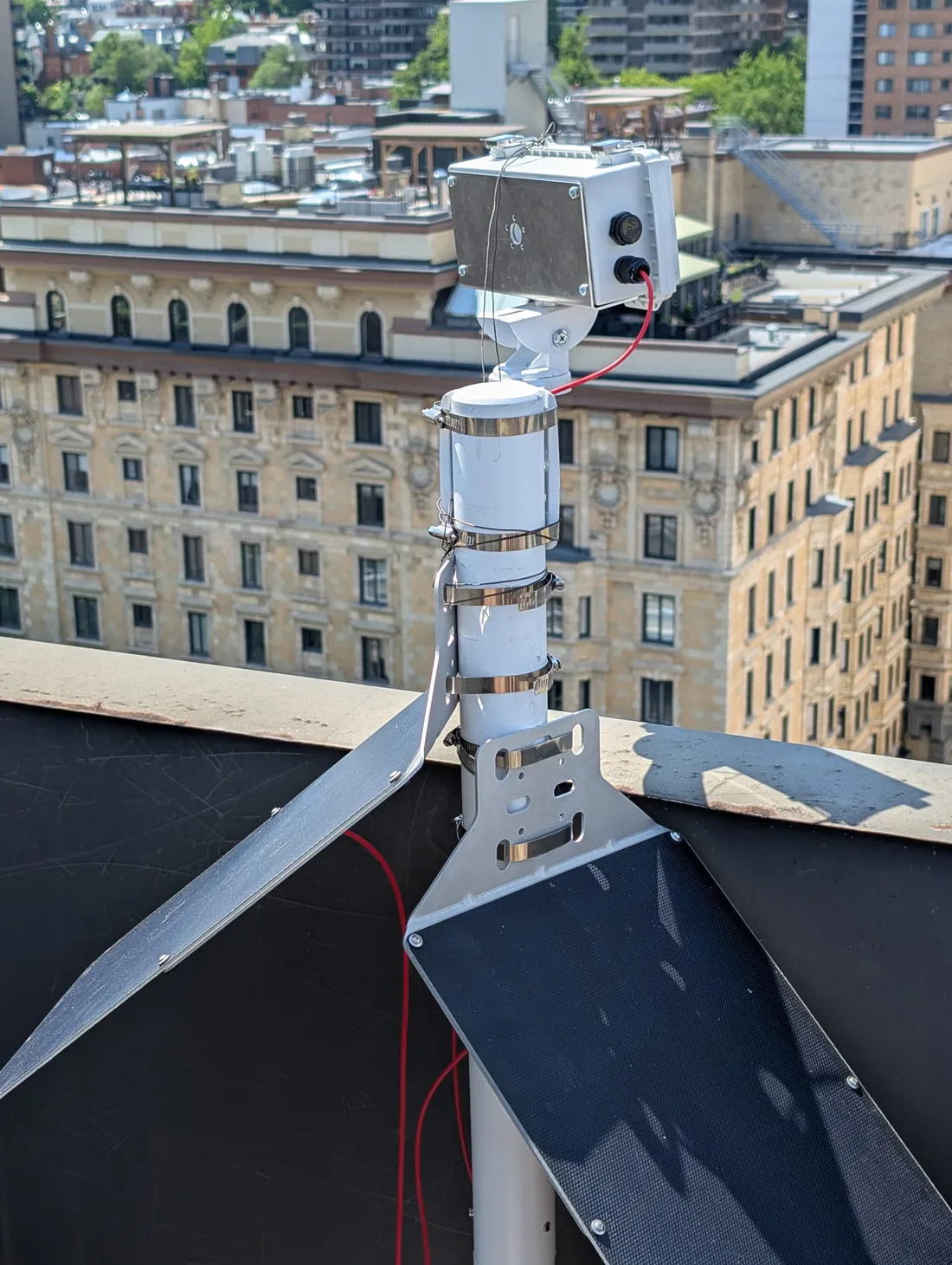 Détail du boîtier caméra timelapse autonome ERIGE en toiture